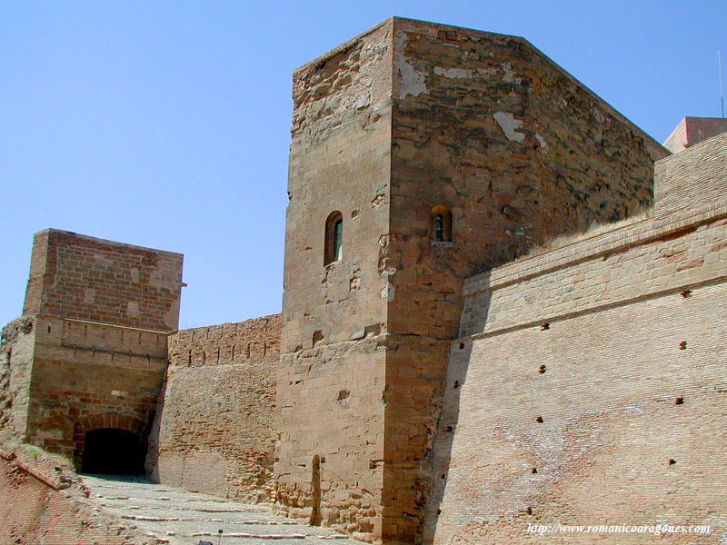 BSIDE DEL TEMPLO, POLIGONAL, COMO CUBO DE MURALLA. VISTA NORESTE